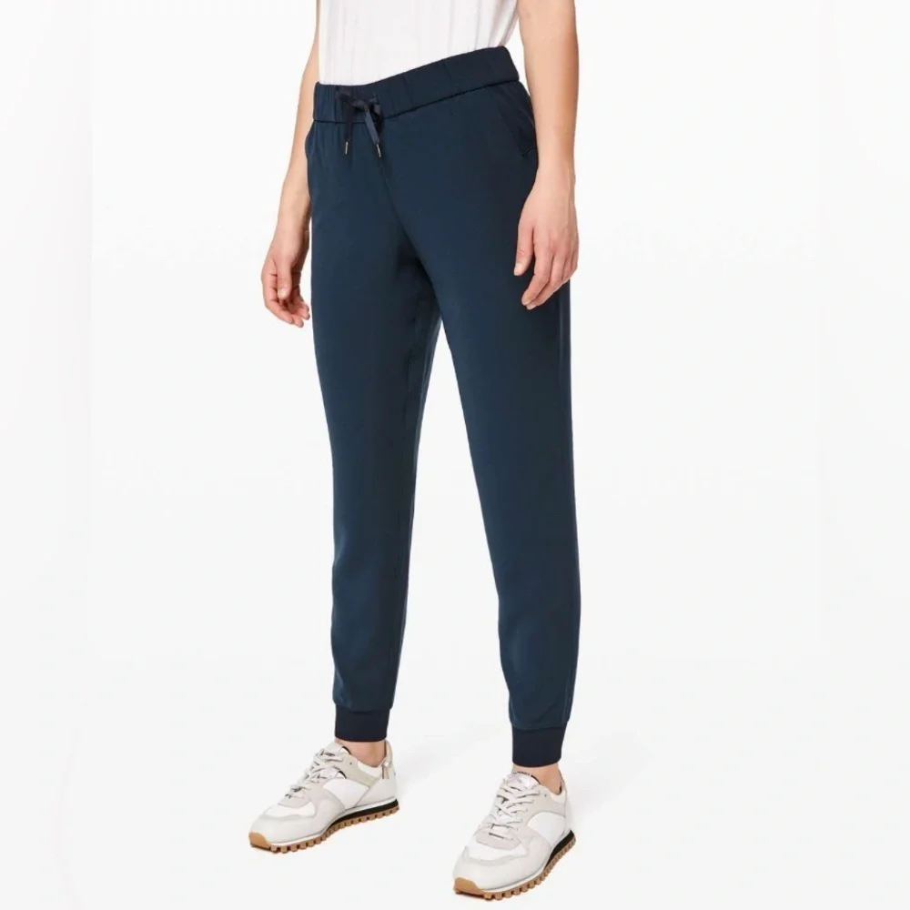 Lululemon On The Fly Jogger,‎ Size 8